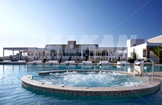 почивка в Pelagos Suites Hotel