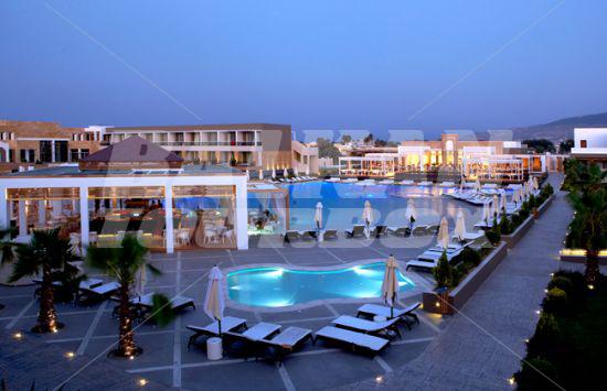 почивка в Pelagos Suites Hotel