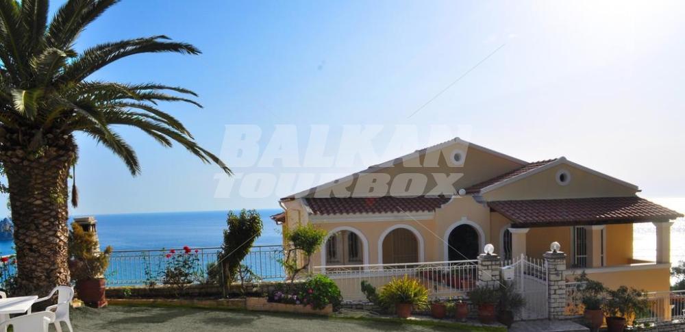 почивка в Studio apartments Maria with pool in Agios Gordios Beach