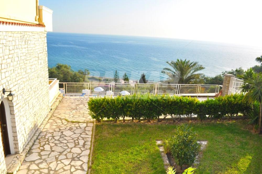 почивка в Studio apartments Maria with pool in Agios Gordios Beach