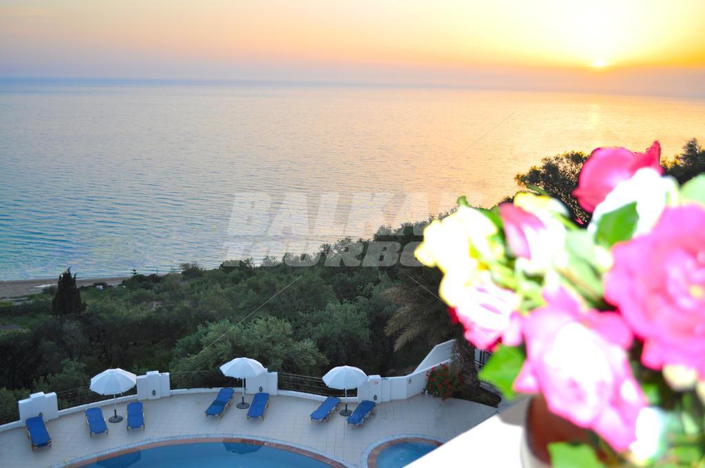 почивка в Studio apartments Maria with pool in Agios Gordios Beach