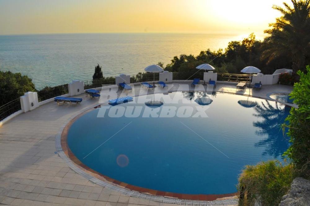 почивка в Studio apartments Maria with pool in Agios Gordios Beach