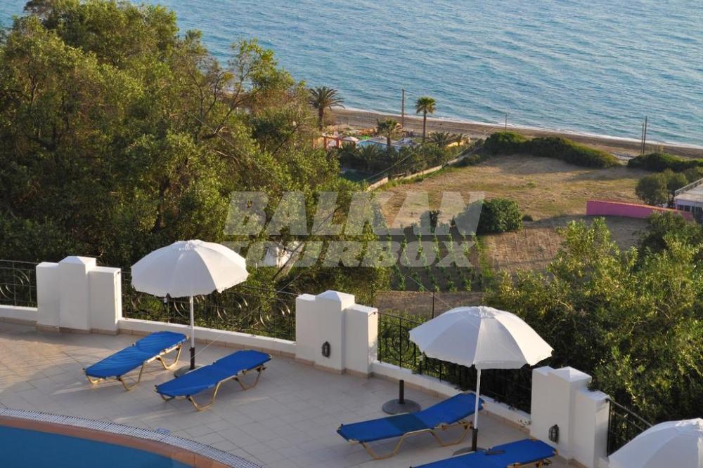 почивка в Studio apartments Maria with pool in Agios Gordios Beach