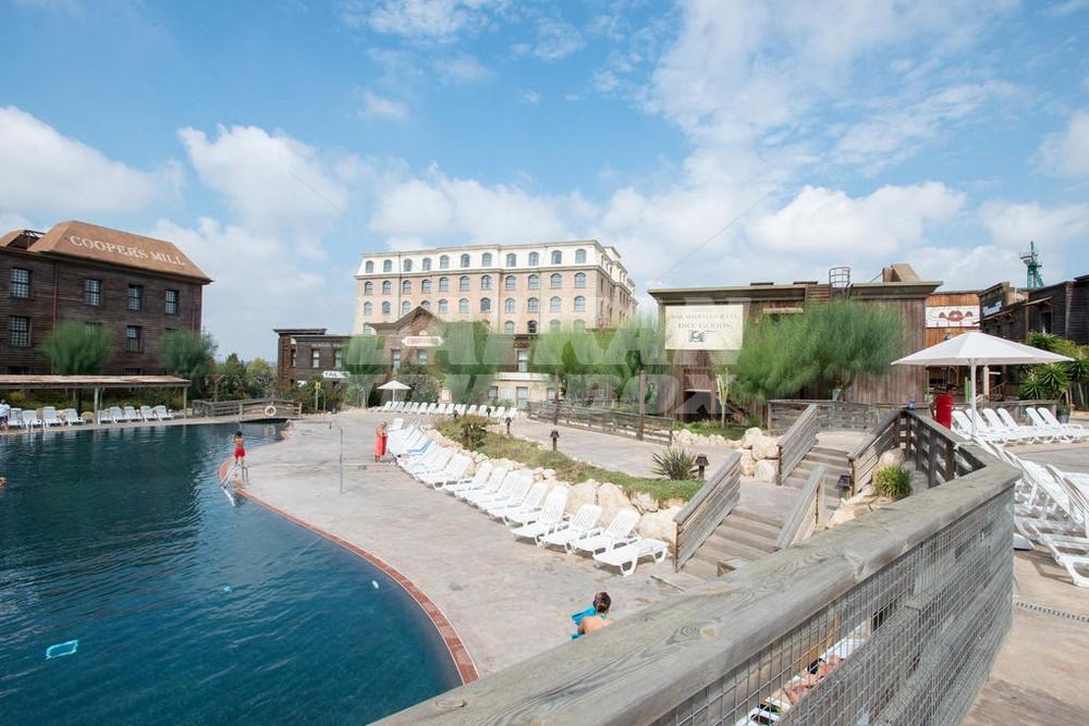 почивка в Gold River at PortAventura World